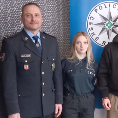 Young czech policewoman caught a man who robbed a currency exchange office