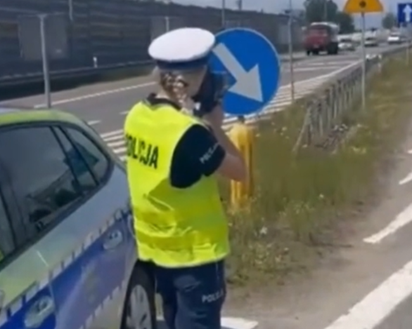 VIDEO Wily Polish policewoman tricked a driver and caught him speeding in a traffic jam