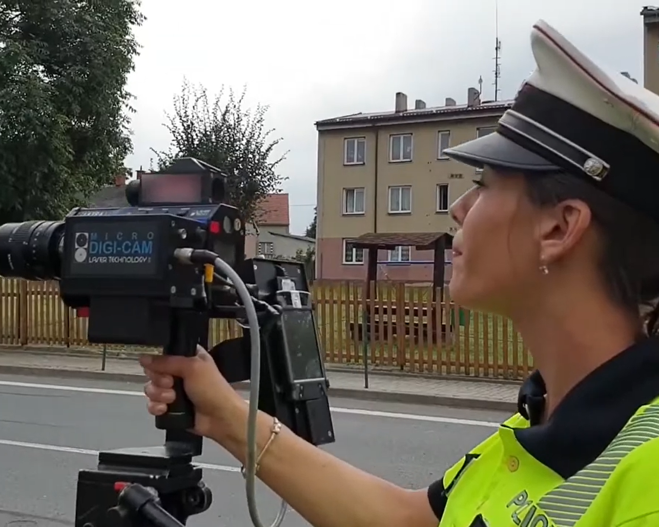 VIDEO Czech traffic policewomen from Karlovy Vary measured vehicle speeds with a radar during the ROADPOL Speed Marathon.